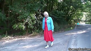 Hitchhiking bazaar granny picked up and doggy-fucked roadside