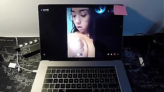 Actriz porno milf española se folla a un pill popper por webcam. Esta madurita sabe sacar bien la leche a distancia.